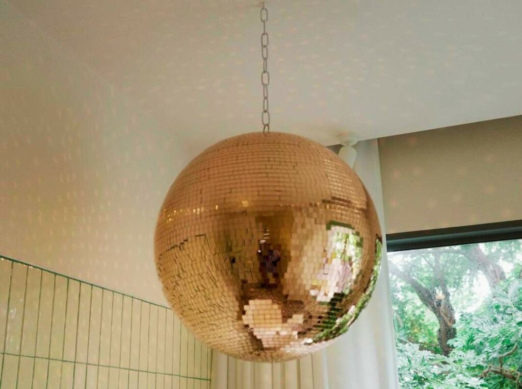 the standard, hua hin 房間浴室disco球