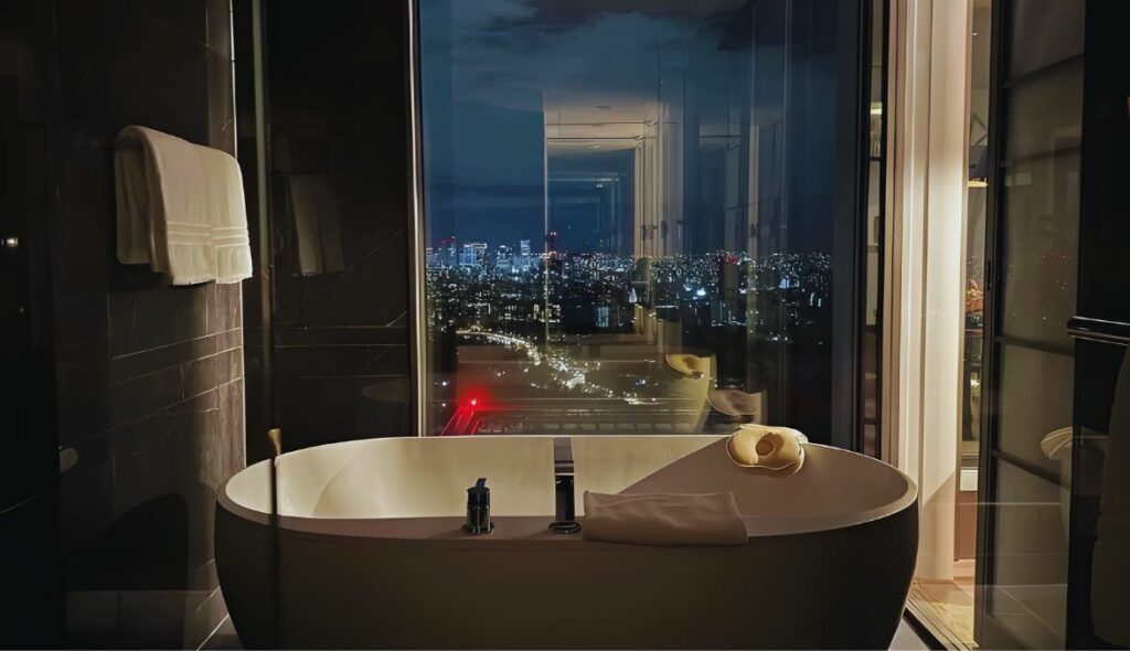 東京大手町四季酒店房間浴缸的夜景