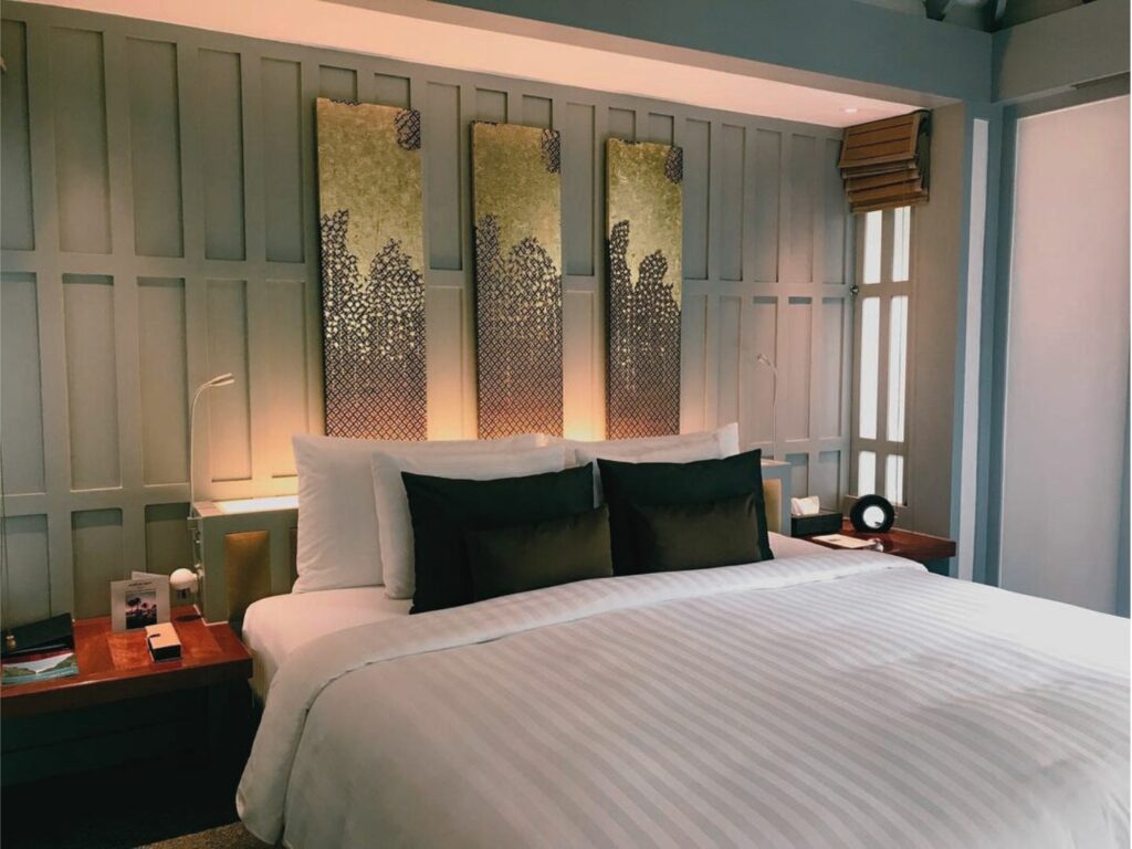 普吉島蘇林飯店房間的床