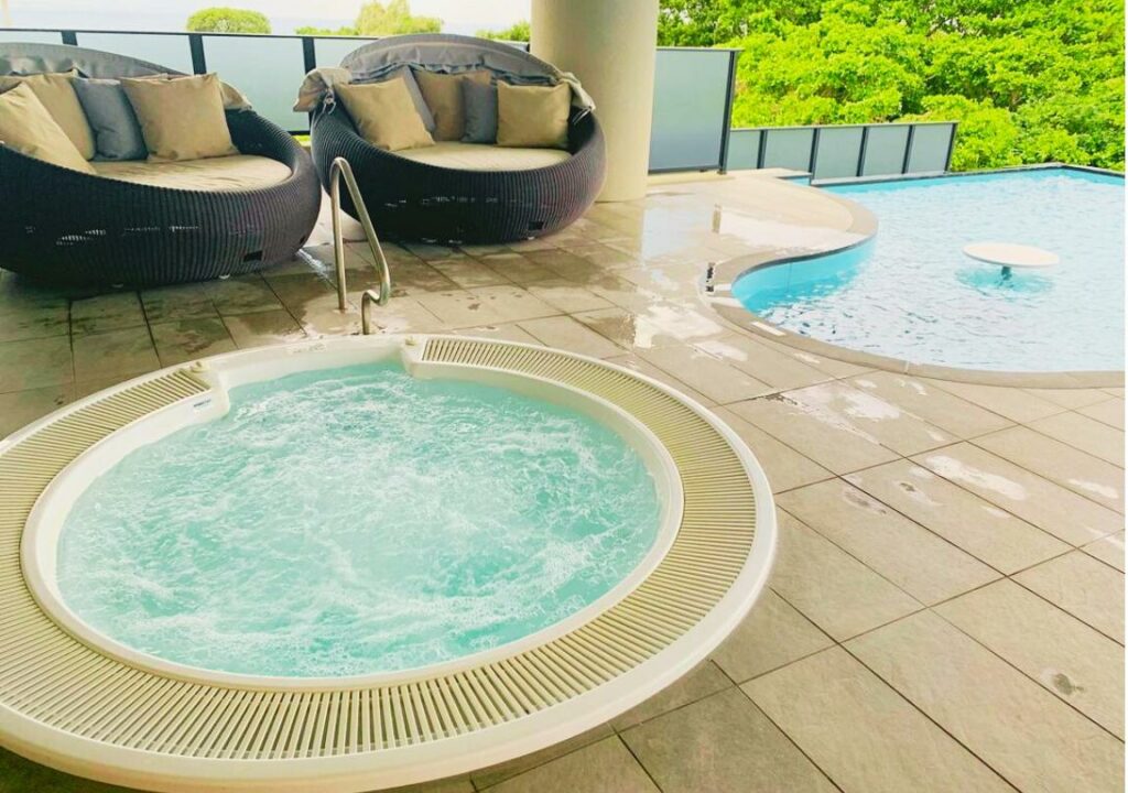 沖繩Glamday Style Hotel 泳池有按摩浴缸