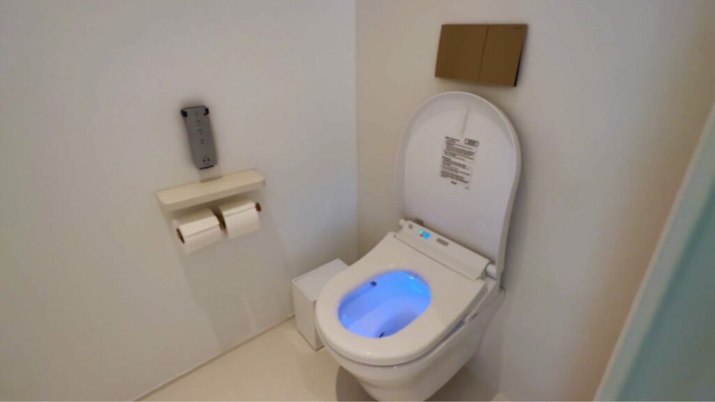 新加坡 EDITION 浴室自動打開的馬桶